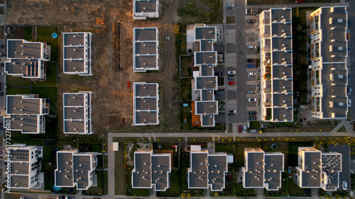 domy osiedle widok na dachy z góry z drona