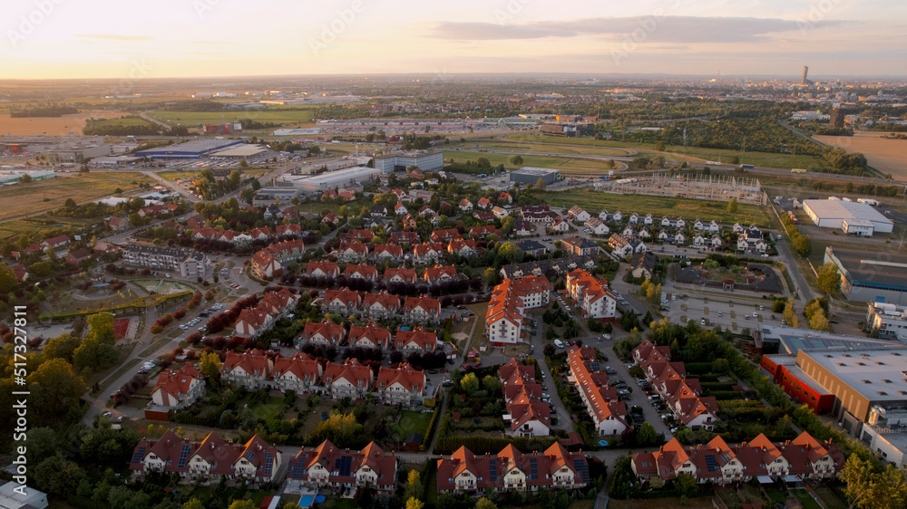 osiedle domy mieszkalne z drona w tle Wrocław i Sky Tower o zachodzie słońca - obrazy, fototapety, plakaty 