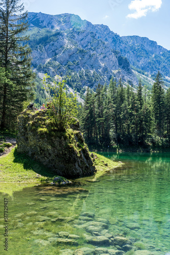 фотографія green lake in the mountains