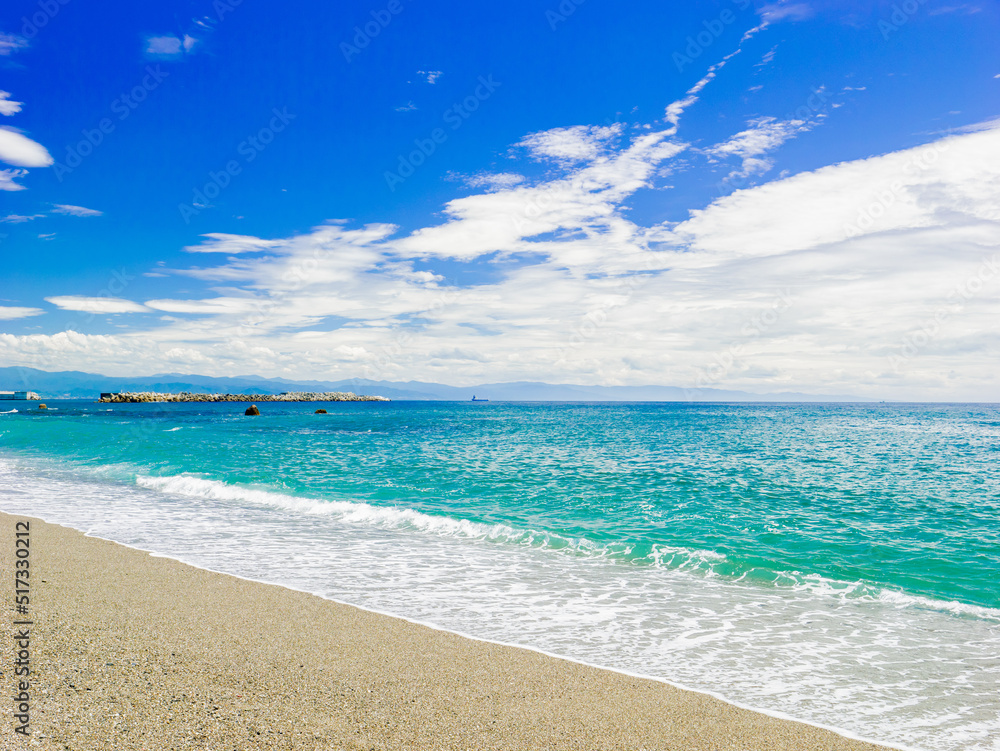 【夏】青空の下の夏の海のビーチ　高知県の桂浜