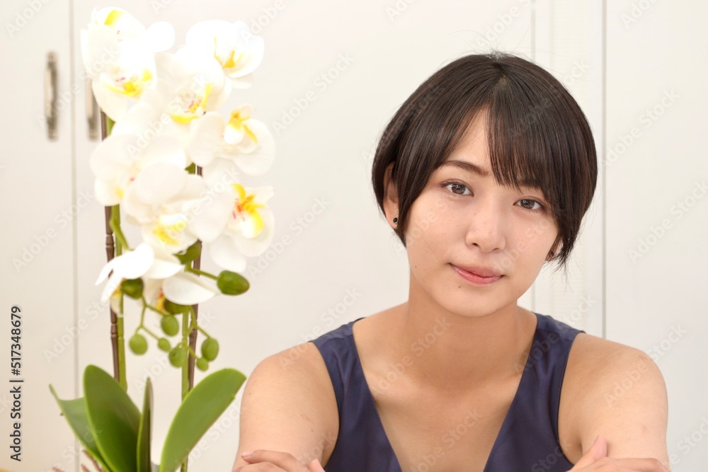 室内にてワンピースを着た微笑む若い女性のポートレート 室内にてワンピースを着た微笑む若い女性のポートレート