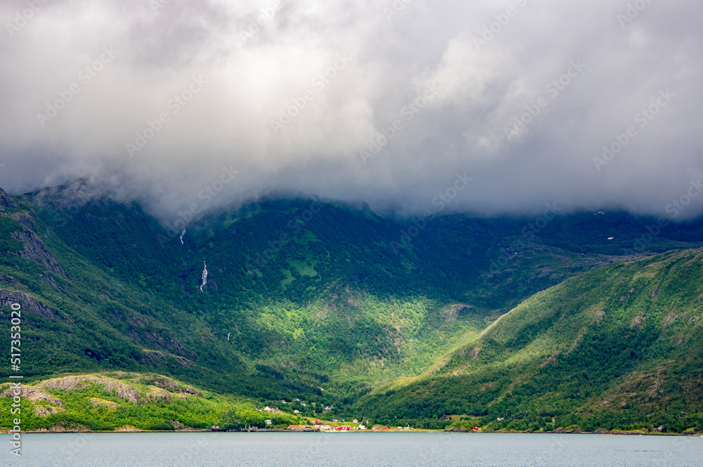 Nuages menaçants au-dessus d'un fjord 
