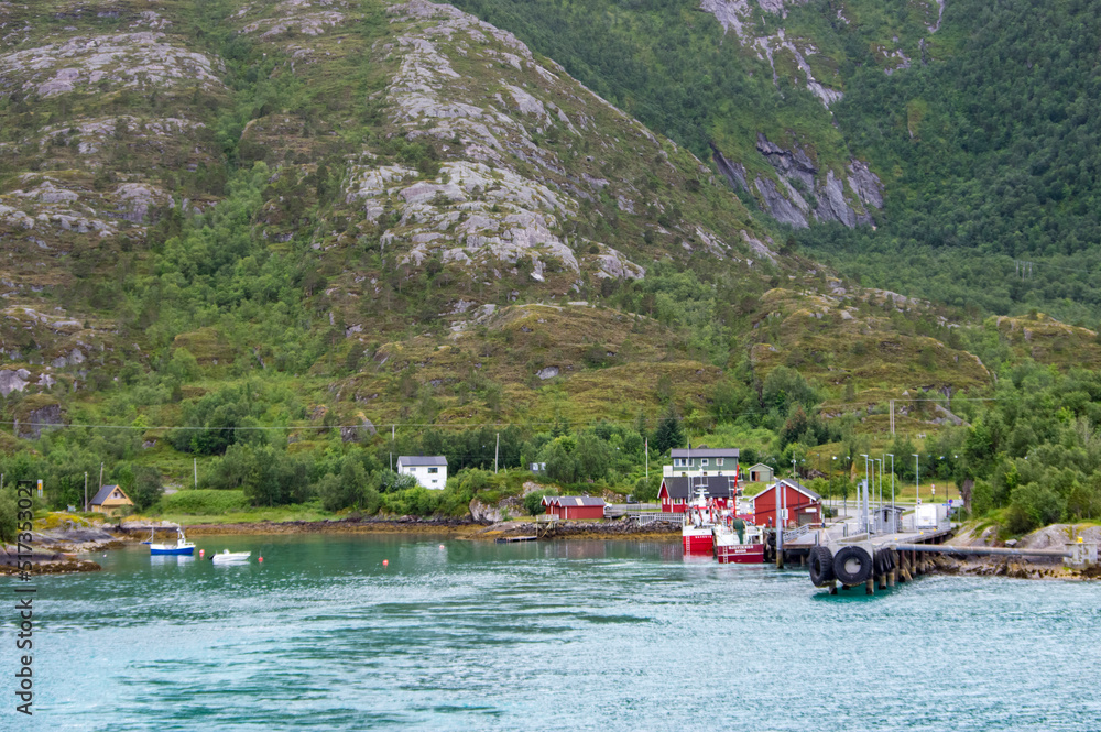 Naklejka premium Petit port au bord d'un fjord