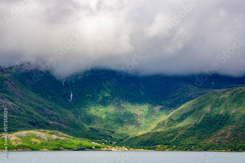 Nuages menaçants au-dessus d'un fjord  photo