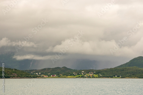 Pluie au-dessus d'un fjord norvégien photo