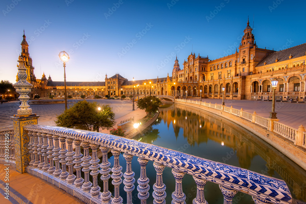 Obraz premium Plaza de Espana in Sevilla at dusk, Spain. panoramic. Built in 1928 for the Ibero-American Exposition of 1929.