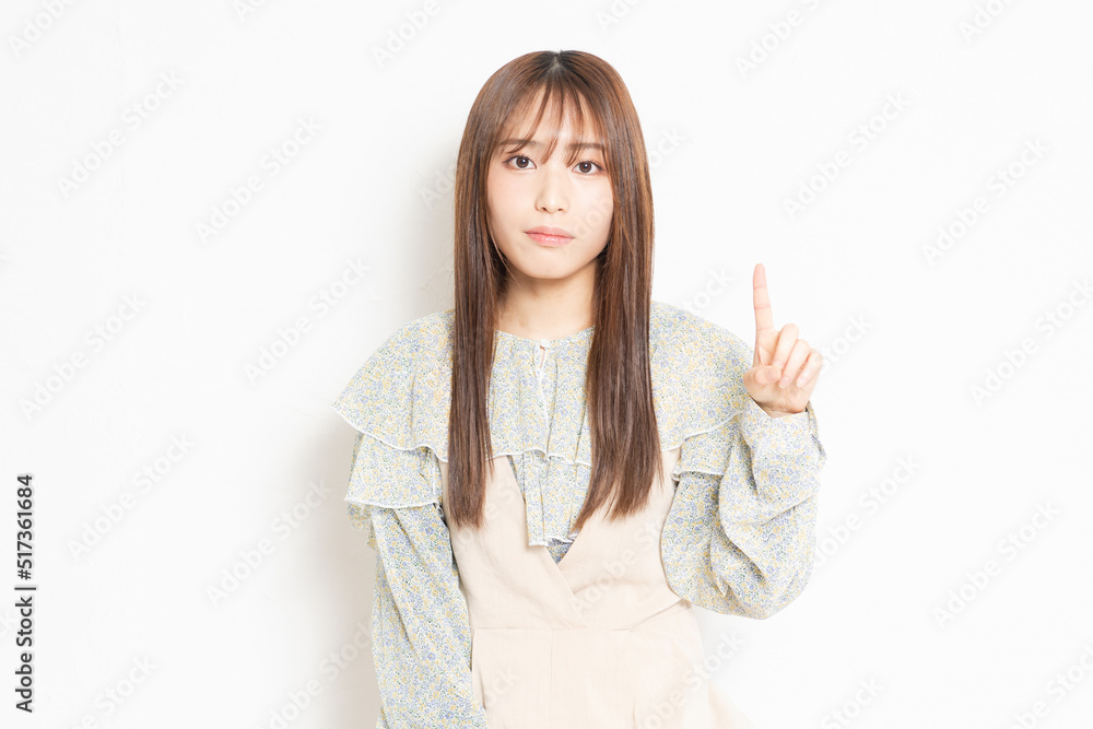 ポイントを示す若い女性 ポイントを示す若い女性