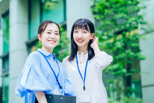 Foto 大学生・新入社員・若手の女性と社会人の先輩