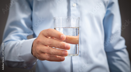 Εκτύπωση καμβά Caucasian businessman holding glass of water.