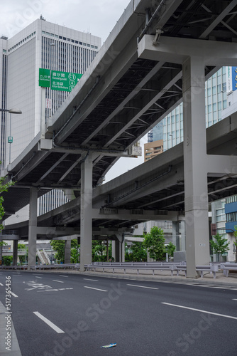 東京六本木4丁目の首都高速と六本木通りの風景