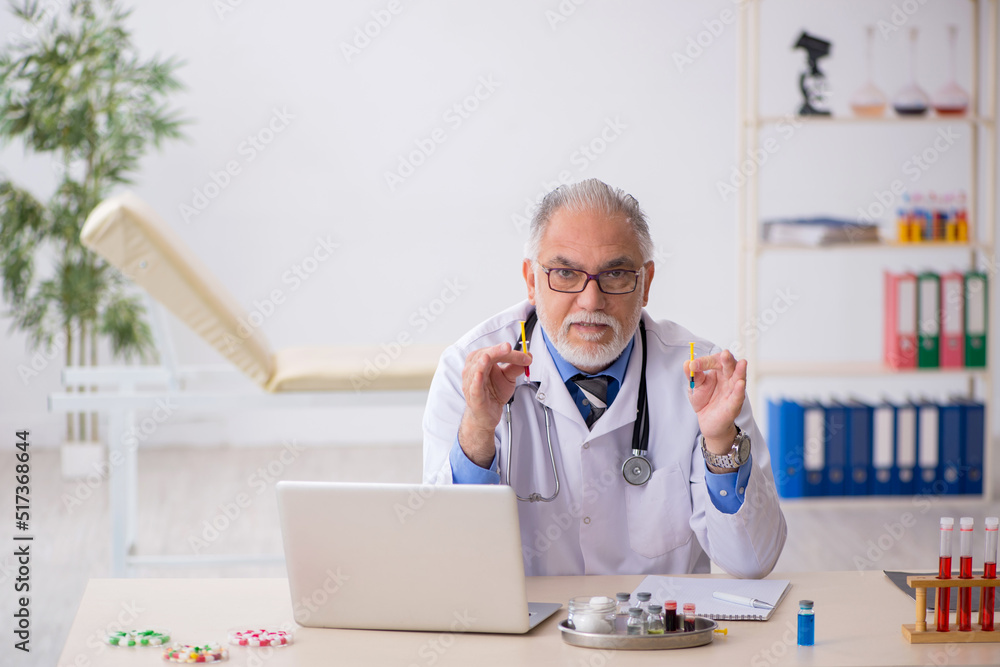 Old male doctor pharmacist working at the lab - obrazy, fototapety, plakaty 