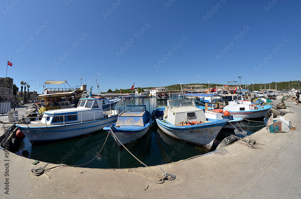 Fischerboote in der türkischen Ägäis im Hafen