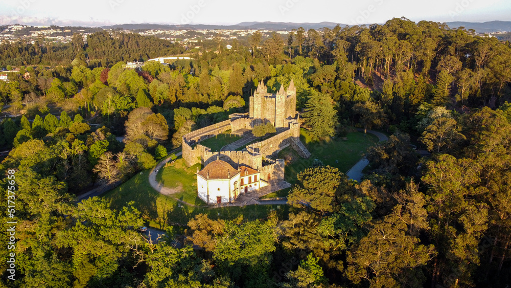 Vista aérea de drone sobre o Castelo de Santa Maria da Feira, Aveiro (Portugal)