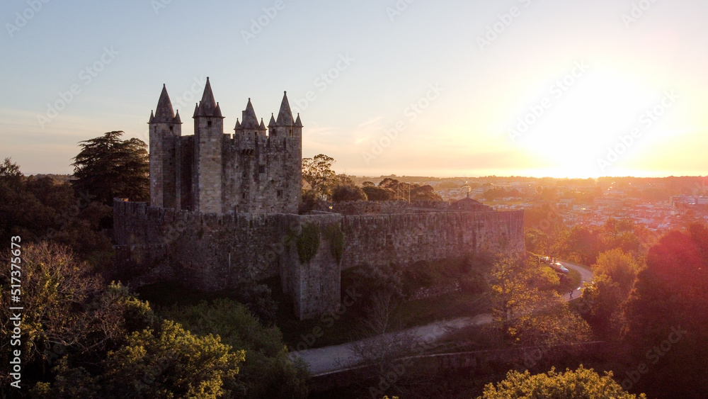 Fototapeta premium Vista aérea de drone sobre o Castelo de Santa Maria da Feira, Aveiro (Portugal)