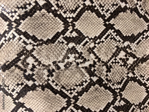 ヘビ柄の皮をアップで見た表面の背景テクスチャ