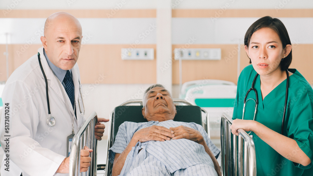 The doctor and nurse quickly run to send the patient to the emergency department at the hospital. The doctor and nurse quickly run to send the patient to the emergency department at the hospital.