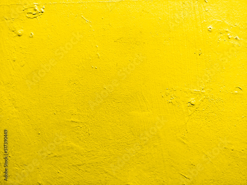 鮮やかな黄色にペイントされたざらざらの壁