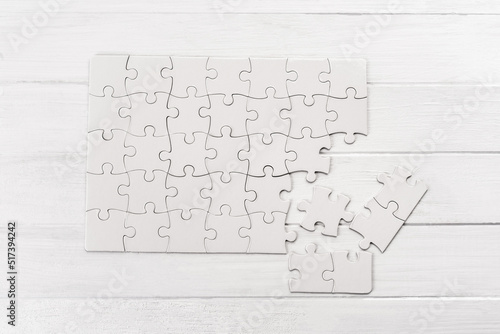 Quadro su tela Small white puzzle sample on wooden table