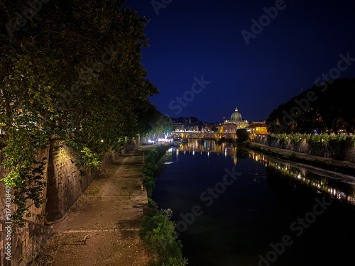 Cupola di san Pietro che rispecchia nel Tevere 