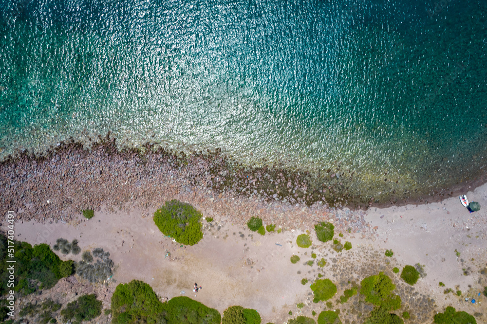 Obraz na płótnie Wyspa Aegina w Grecji, widok z góry z drona. Widok na piekne morze śródziemne. w salonie