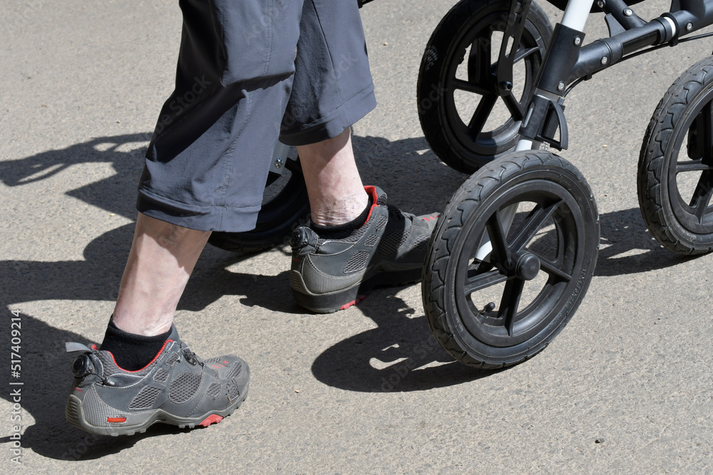 Obraz premium frau mit rollator unterwegs