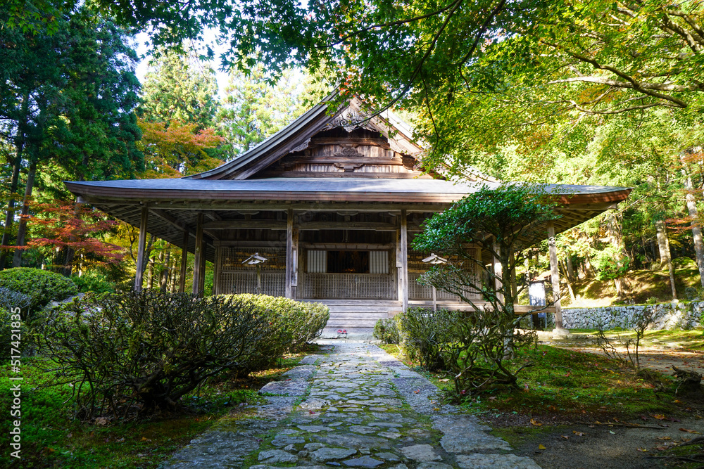 京都大原来迎院の秋景色