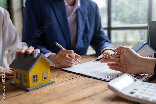 Real estate company to buy houses and land are delivering keys and houses to customers after agreeing to make a home purchase agreement and make a loan agreement. Discussion with a real estate agent.