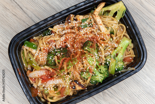 Fotografia Overhead view of hearty meal consisting of spicy chicken noodles served in a tak