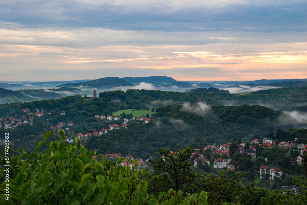 お城の上からの朝靄の景色