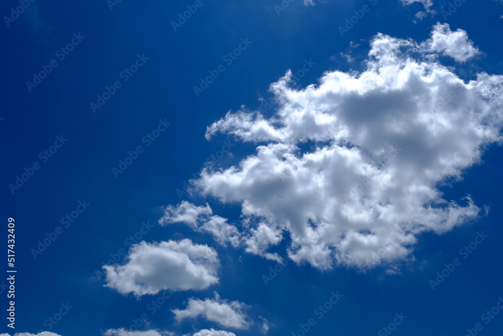 Obraz premium Deep blue sky with white clouds