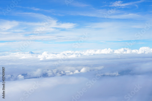 飛行機の窓から見える青空・雲の上景色の眺め