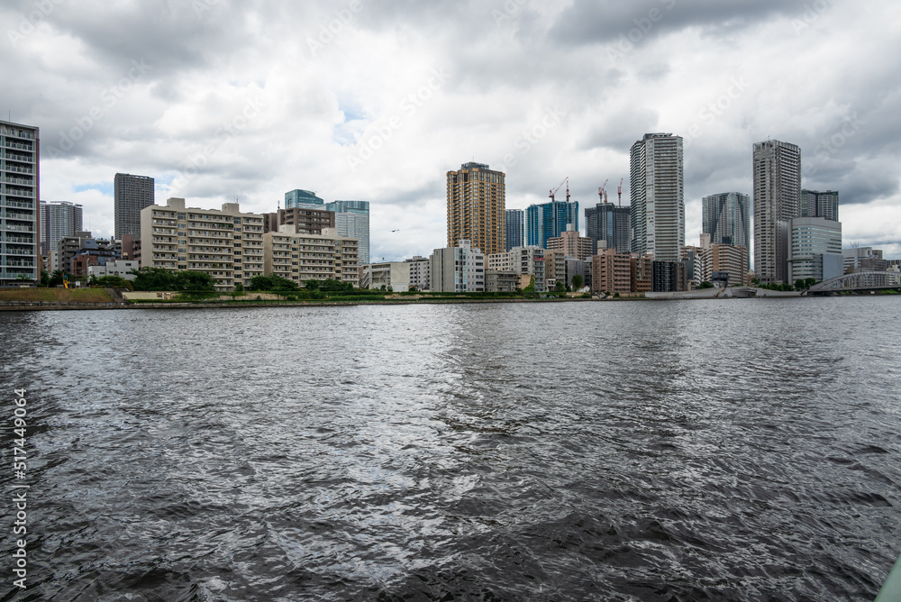 曇の日の隅田川勝どき方面