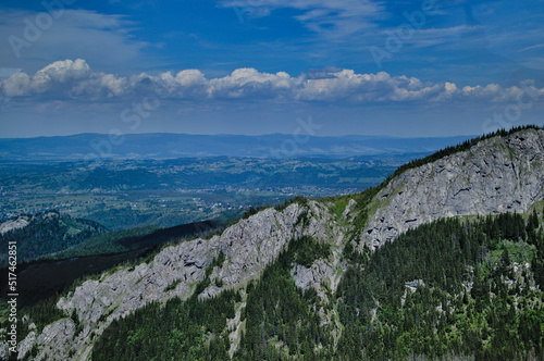 Polskie góry, Tatry, wysokie, zielone, letnie, niebieskie niebo z chmurami, majestatyczne, szerokie pejzaż.