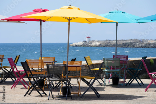 Terrasse de bar vide au bord de la mer en   t  