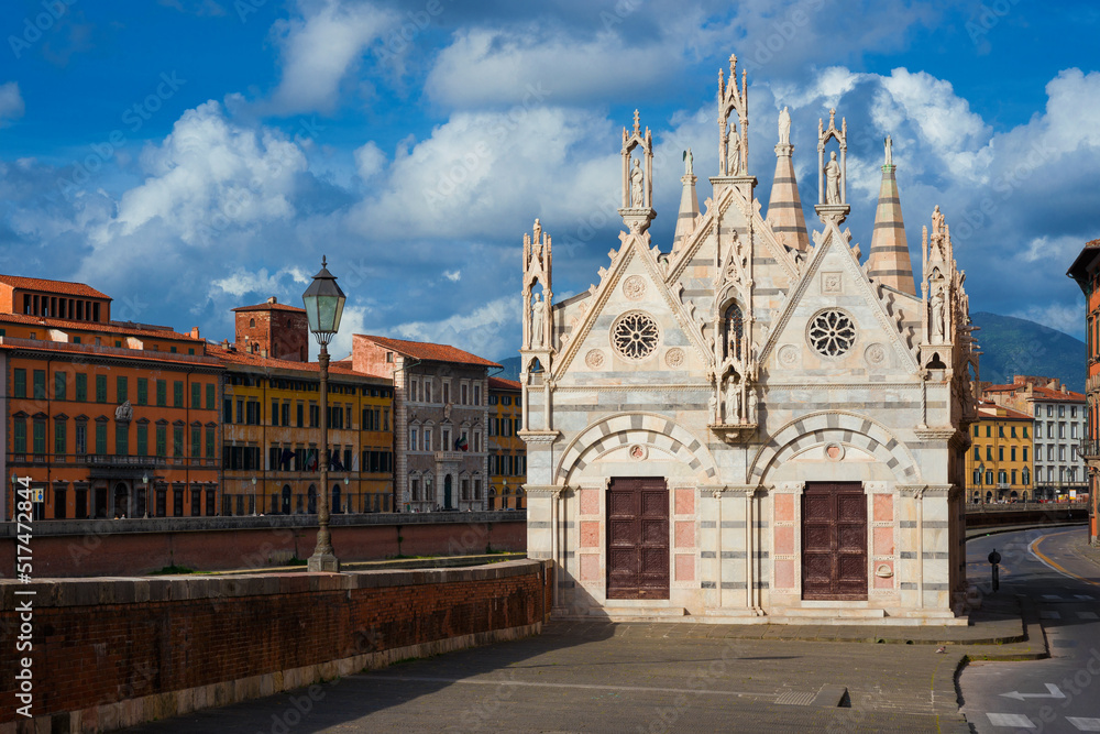 Fototapeta premium Santa Maria della Spina (St Mary of the Thorn) along River Arno waterfront, a wonderful sample of 14th century gothic architecture in Pisa