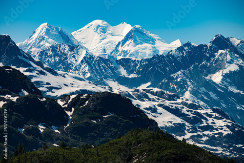 Vergletscherte berge an der Glacier Bay, Alaska - Die Glacier Bay ist von hohen schneebedeckten Bergen und Gletschern umgeben