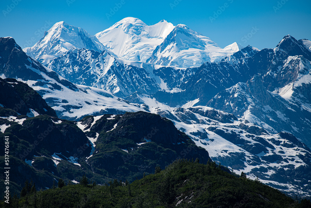 Fototapeta premium Impressionen einer Cruise in Alaska -Vergletscherte Berge an der Glacier Bay, Alaska - Die Glacier Bay ist von hohen schneebedeckten Bergen und Gletschern umgeben