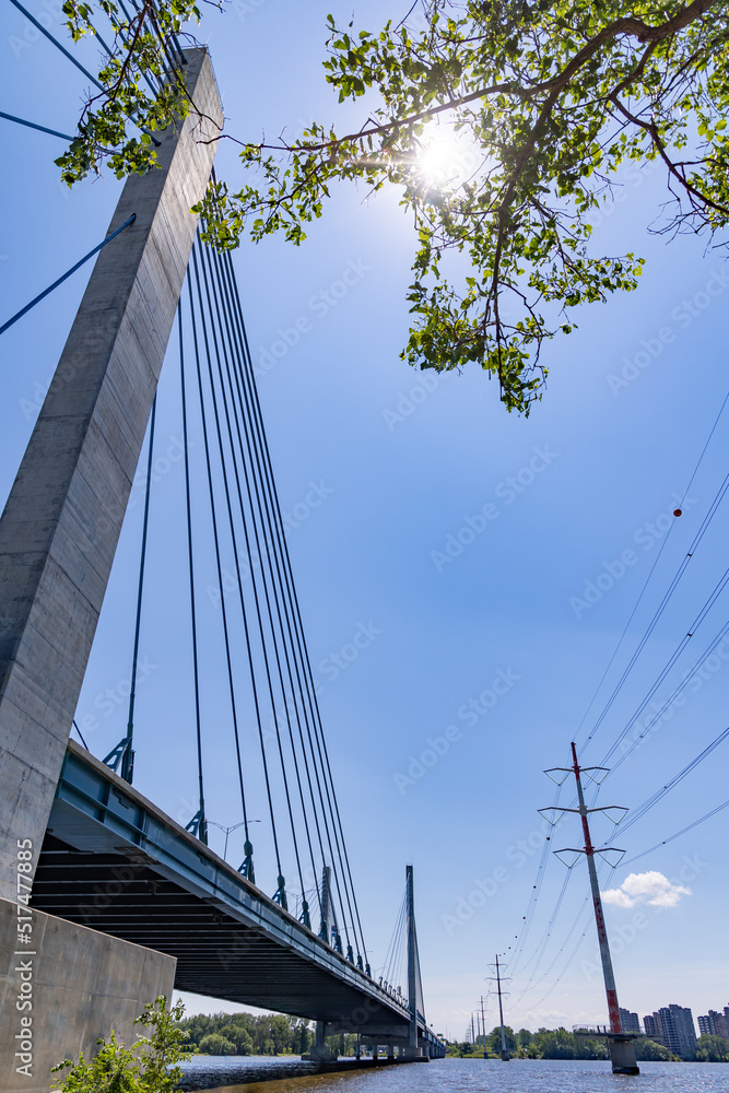 Fototapeta premium Pont de l'autoroute 25 en contre-plongée