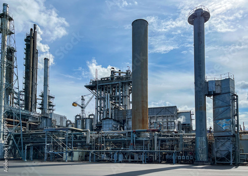 Foto Large-capacity workshop for the production of ammonia from a petrochemical plant with copyspace
