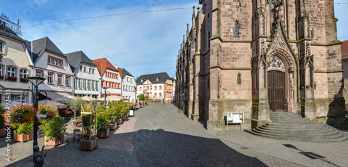 Stadt St. Wendel, Saarland, Deutschland – Panorama Fruchtmarkt mit Wendalinusbasilika Dom im Sommer