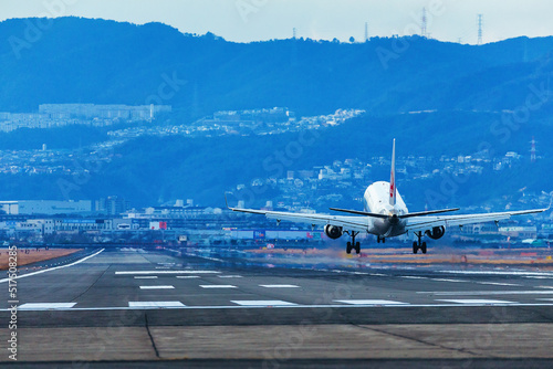 着陸する航空機・大阪国際空港（伊丹空港）,大阪府豊中市