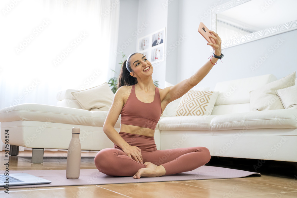 YOUNG GIRL TAKE A SELFIE WHILE TRAINING AT HER HOME YOUNG GIRL TAKE A SELFIE WHILE TRAINING AT HER HOME