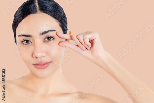 Foto Beauty asian woman picking corner of her eye Beautiful girl get anti age treatme