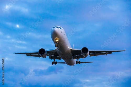 夕暮れの航空機・大阪国際空港（伊丹空港）,大阪府豊中市