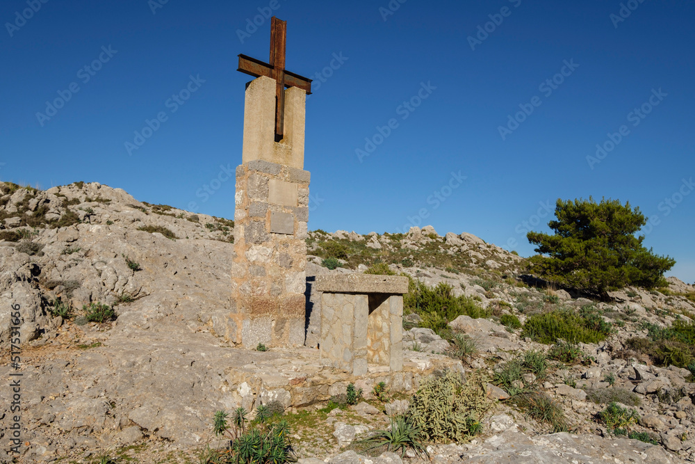 cruz en memoria de la antigua capilla de San Salvador del siglo XIII, Coll des Card –Colers, Mallorca, balearic islands, Spain