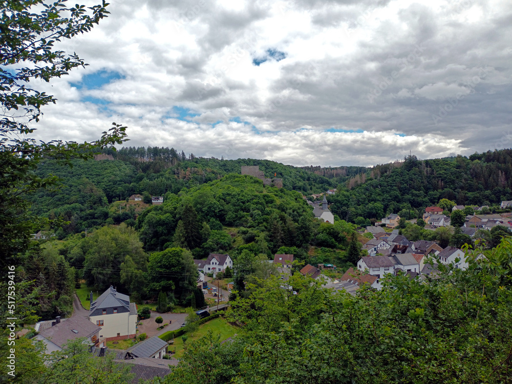 Blick auf die Ruine der Virneburg und den Ort Virneburg im Landkreis Mayen-Koblenz in der Eifel / Vulkaneifel. Aussicht vom Premium-Wanderweg Traumpfad Virne-Burgweg.