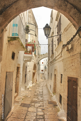 Narrow streets of the Italian city of Ostuni © robnaw
