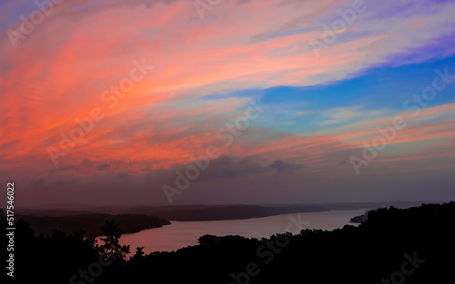 Fotografía Sunrise over Beaver Lake in NorthWest Arkansas