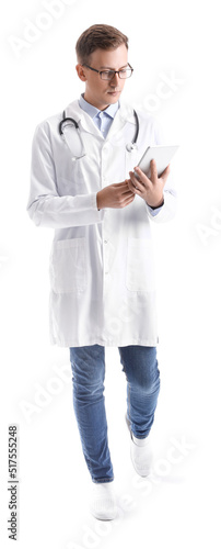 Male medical assistant usin...