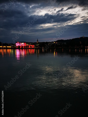 Stadt, Donau, Wasser, Himmelspektakel © Azra